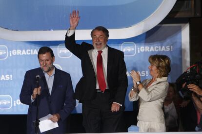Mariano Rajoy (i), junto al candidato Jaime Mayor Oreja, y Esperanza Aguirre, en el balcón de la sede del PP, tras conocer el resultado electoral de las elecciones al Parlamento Europeo en junio 2009.
