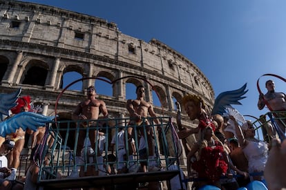 El sábado 8 de junio arrancó el desfile del <a href="https://www.romapride.it/" target="_blank">Orgullo Gay de Roma</a> desde la plaza de la República. Más de medio millón de participantes según la policía, 700.000 según los organizadores, celebraron con fiesta y crítica política a partes iguales los 50 años de los disturbios del Stonewall y los 25 años de la primera marcha arcoíris de la capital italiana, que tuvo lugar en 1994. Así finalizaba un programa de actividades que en realidad comenzó a finales de mayo y ha estado plagado de cultura, entretenimiento y reivindicación.