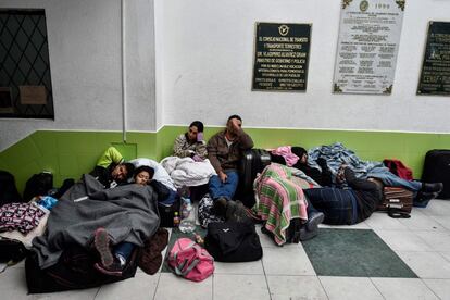 Venezolanos esperan en la oficina de migración ecuatoriana en Tulcán (Ecuador) antes de poder cruzar la frontera con Colombia