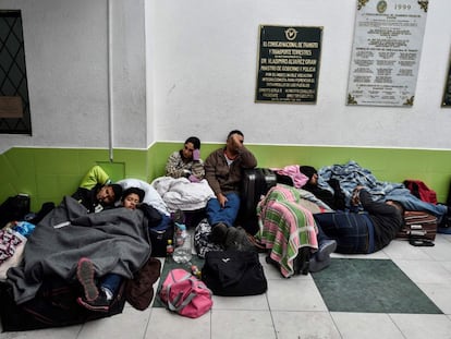 Venezolanos esperan en la oficina de migración ecuatoriana en Tulcán (Ecuador) antes de poder cruzar la frontera con Colombia.