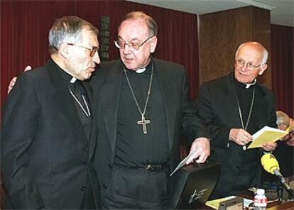 El arzobispo Fernando Sebastián (en el centro), junto a los cardenales Rouco (izquierda) y Carles.