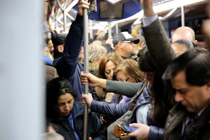 Según datos de Metro de Madrid, entre las 06.05 y las 08.40 horas han circulado un 92 por ciento de los trenes habituales en un día como hoy, por encima del 65 por ciento previsto en los servicios mínimos decretados. Los viajeros han descendido en un 5 por ciento respecto a lo habitual.