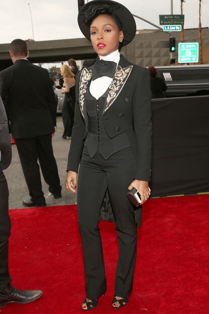 El We are young de Fun con Janelle Monáe logró el premio a la mejor canción del año. La artista fue fiel a su indiscutible estilo masculino y acudió con un tuxedo de Moschino.