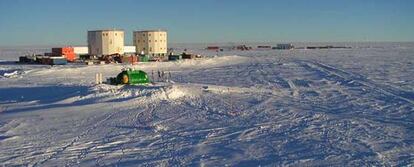 Panorámica de la estación Concordia situada en Domo C, la tercera cima de la meseta antártica. Domo C tiene una elevación de 3.200 metros y está situada 1.100 kilómetros en el interior del continente antártico. Las duras condiciones dejan aislada la base nueve meses al año.