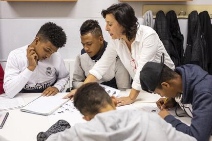 Grego de la Dueña, educadora social, durante la tareas educativas con varios chavales en el centro Arco Iris. De izquierda a derecha, Abdel, Mohamed, Grego de la Dueña, Boulula y Jawad, de espaldas.