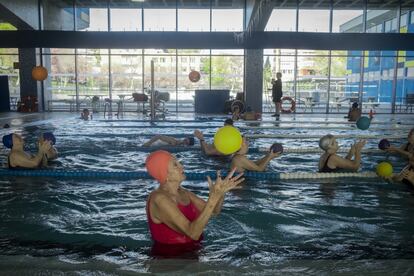 Los beneficios del aquagym, explica la entrenadora Merche Martín Crespo, son muy concretos: al no haber gravedad, es más fácil moverse y ejercitar la movilidad articular.