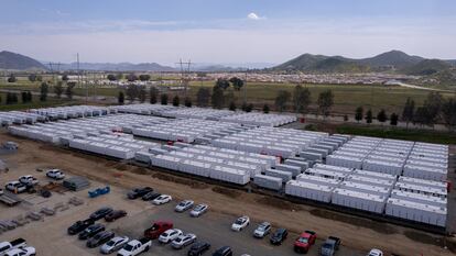 Una instalación de baterías a gran escala, en marzo, en Menifee (California, EE UU)