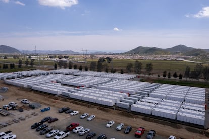 Una instalación de baterías a gran escala, en marzo, en Menifee (California, EE UU)