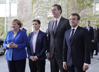 La canciller alemana, Angela Merkel y el presidente francés, Emmanuel Macron, reciben al presidente serbio, Aleksandar Vucic, en la cancillería en Berlín el lunes.