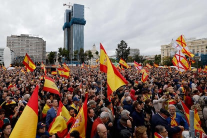 Miles de personas protestan contra la amnistía en la plaza de Colón, en Madrid, este domingo.