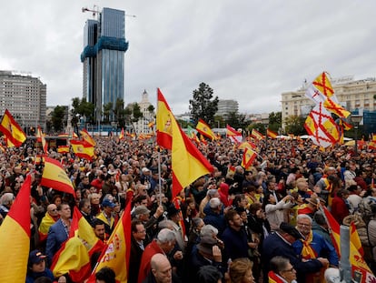 Miles de personas protestan contra la amnistía en la plaza de Colón, en Madrid, este domingo.