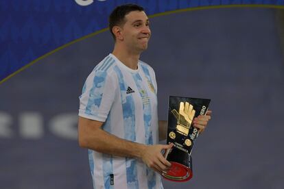 Emiliano Martínez recibe el premio al mejor portero en la Copa América 2021.