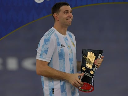 Emiliano Martínez recibe el premio al mejor portero en la Copa América 2021.
