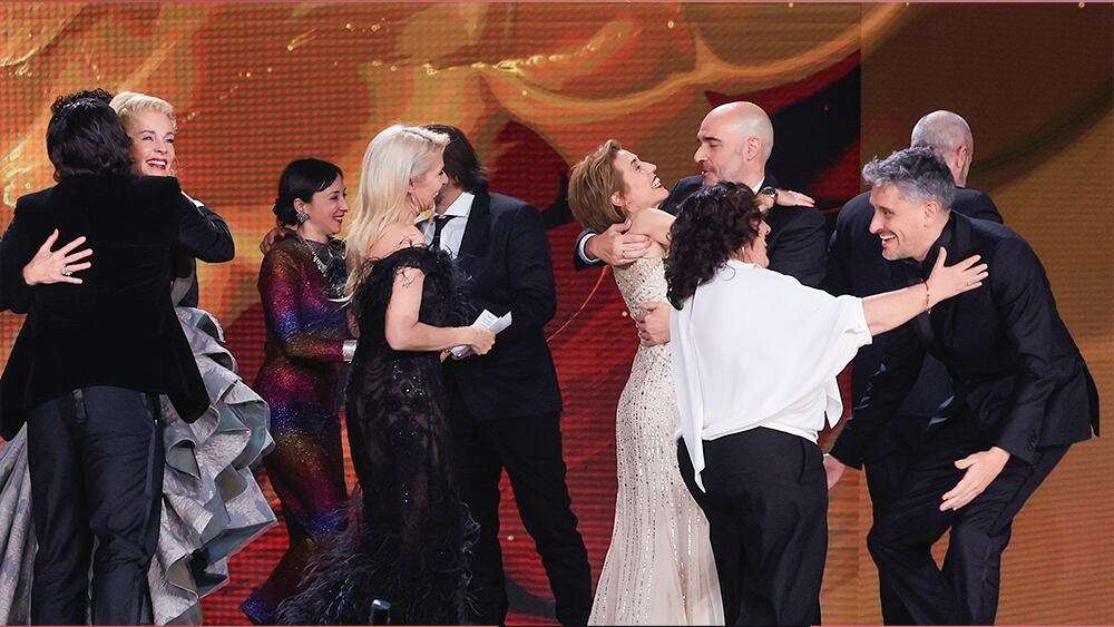 A la derecha, Arantxa Echevarría y Marcel Barrena, directores de 'La infiltrada' y 'El 47', se abrazan junto con los equipos de los dos filmes, tras la victoria compartida en los Goya. Justo detrás se felicitan dos de los productores, Mercedes Gamero, de 'La infiltrada', y Javier Méndez, de 'El 47'.