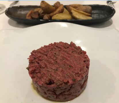 Hay un apartado para el arroz, que preparan con carabineros y raya, aunque hay días en que no lo tienen (24,50 euros). El steak tartar (28 euros) es una buena opción entre las carnes, entre las que también se ofrece un tournedo al marsala (28) y un lomo alto de vacuno mayor (26,50). Entre los pescados, fuera de carta, sirven un rodaballo salvaje a la brasa (32,50 euros), y como fijos, raya a la mantequilla negra (25) o los tres atunes, en tartar, sashimi y en taco (29). El pan lo elaboran ellos y, de postre, tienen tarta de queso. En vinos disponen de una buena selección de champanes, vinos de Jerez y de diferentes regiones.
