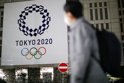 El logo de los Juegos de Tokio, en una de las calles de la capital japonesa.