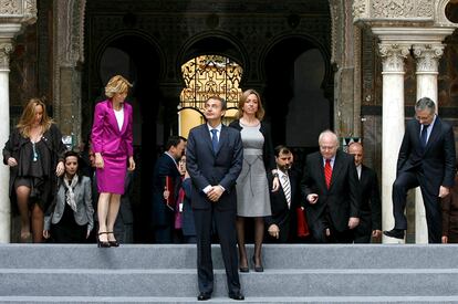 El presidente del Gobierno ocupa su lugar mientras el resto de ministros busca en el suelo el lugar dónde ha de posar para la fotografía de familia, previa al Consejo de Ministros.