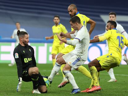 Hazard intenta un remate ante Ledesma, portero del Cádiz, este domingo en el Santiago Bernabéu.