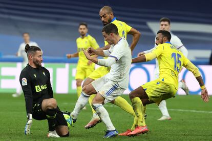 Hazard intenta un remate ante Ledesma, portero del Cádiz, este domingo en el Santiago Bernabéu.