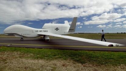 Avión espía no tripulado Global Hawk de las Fuerzas Aéreas de EE UU en la base aérea de Edinburgh (Australia) en una foto de archivo.
