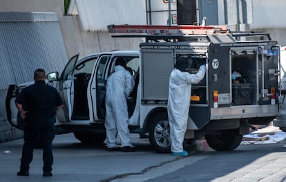 Peritos forenses trabajan en el lugar donde fueron hallados los restos de 12 personas, en San Nicolás (Nuevo León), el pasado 26 de septiembre.