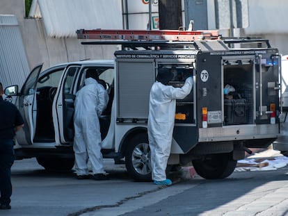 Peritos forenses trabajan en el lugar donde fueron hallados los restos de 12 personas, en San Nicolás (Nuevo León), el pasado 26 de septiembre.