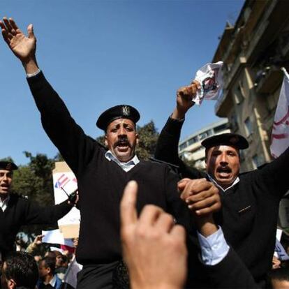 Varios policías son aclamados en una marcha pro-Mubarak.
