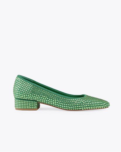 Pero no sólo de colores metalizados vive esta tendencia, tal y como demuestran estas bailarinas de Lola Casademunt by Maite, en verde intenso y con ‘strass’ a tono. 99 €