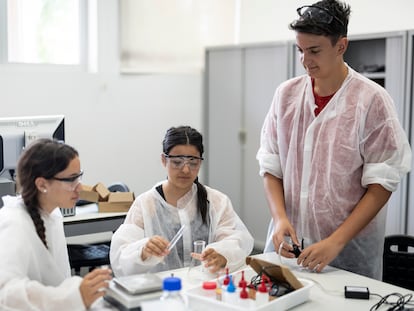 Alumnos de 3º de ESO participantes en un taller de química en el Campus Ítaca de la Universitat Autònoma de Barcelona (UAB).
