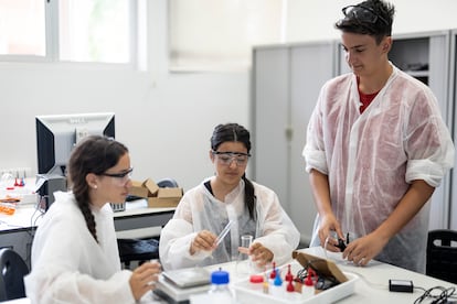 Alumnos de 3º de ESO participantes en un taller de química en el Campus Ítaca de la Universitat Autònoma de Barcelona (UAB).