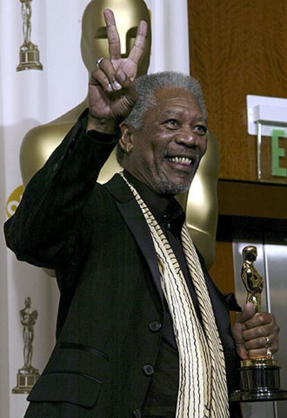 El actor Morgan Freeman ganó el premio al mejor actor secundario por su papel en la película <i>Million Dollar Baby</i>. En la cuarta nominación de su vida artística, Freeman recogió el premio de la mano de la actriz Renée Zellweger y manifestó su agradecimiento a la Academia, a Clint Eastwood y a Hillary Swank.