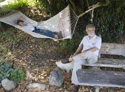 Francisco Ruiz y su esposa Mar Sabater en la casa rectoral de Santiago de Cangas en la Ribeira Sacra.