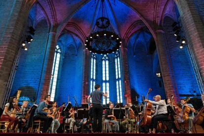 La Orquesta Regional de Auvernia (Francia) ensaya durante el 52º Festival de Música de La Chaise-Dieu.