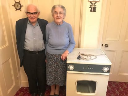 Sydney e Rachel Saunders com a secadora que usaram por 55 anos.