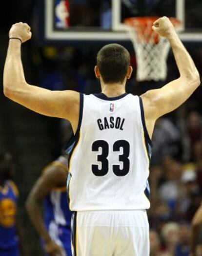 Marc Gasol de Grizzlies celebra una canasta.