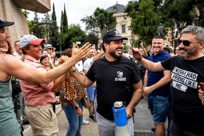 Alvise Pérez (con visera), el pasado viernes en la plaza de Colón de Madrid.