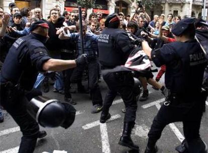 Agentes de los Mossos d'Esquadra se enfrentan a los manifestantes, el pasado sábado.