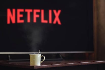 Taza y de fondo Netflix