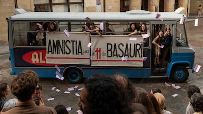 Una de las acciones en favor de las Once de Basauri de las protagonistas de 'Las buenas compañías'