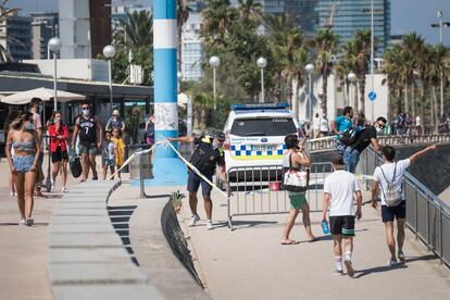 La Guardia Urbana cierra los accesos a la playa este sábado en Barcelona.
