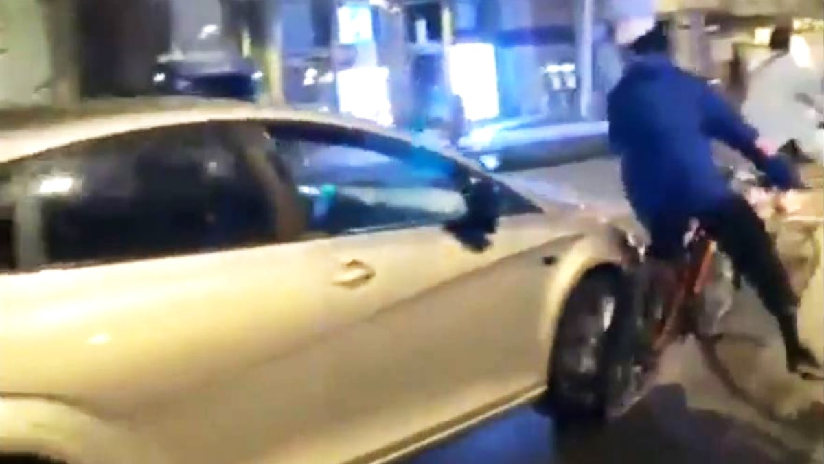 Vídeo | Un coche atropella a un grupo de ciclistas en mitad de una ...