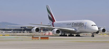 El Airbus A380 de Emirates, en el aeropuerto de El Prat. 