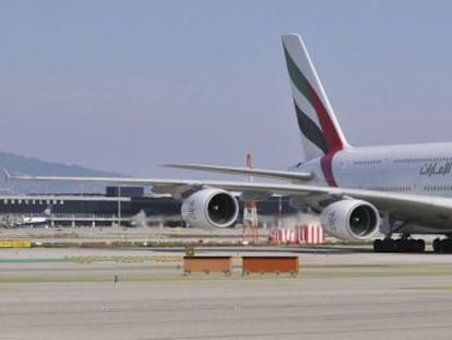 El Airbus A380 de Emirates, en el aeropuerto de El Prat. 