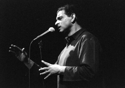 El cantante Carlos Cano, durante una actuación en Barcelona en 1996.