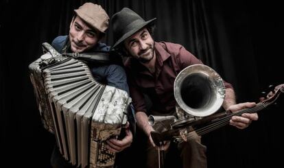 El acordeonista Jorge Arribas y el violinista Diego Galaz forman Fet&eacute;n Fet&eacute;n.