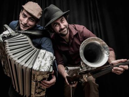 El acordeonista Jorge Arribas y el violinista Diego Galaz forman Fet&eacute;n Fet&eacute;n.