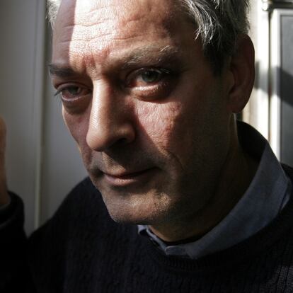 ** ADVANCE FOR WEEKEND EDITIONS, FEB. 23-26 **Writer Paul Auster poses at his home in the Brooklyn borough of New York on Jan. 19, 2006. His 12th novel, "Brooklyn Follies," was publshed in January. (AP Photo/Bebeto Matthews)