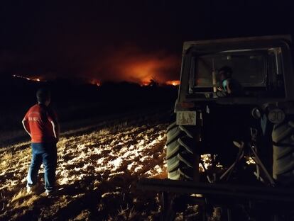 El ganadero Manuel García observaba en la madrugada del lunes el incendio en las cercanías de Tábara (Zamora).