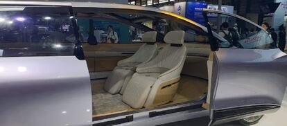 Los prototipos de vehículos autónomos han ocupado el principal espacio de la feria, como este en el que los asientos están enfrentados al no ser necesaria la conducción personal. Siguen siendo propuestas sin uso real.