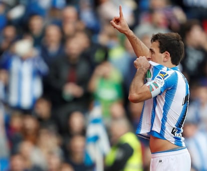 Oyarzabal de la Real Sociedad, celebra su gol ante el Barcelona.